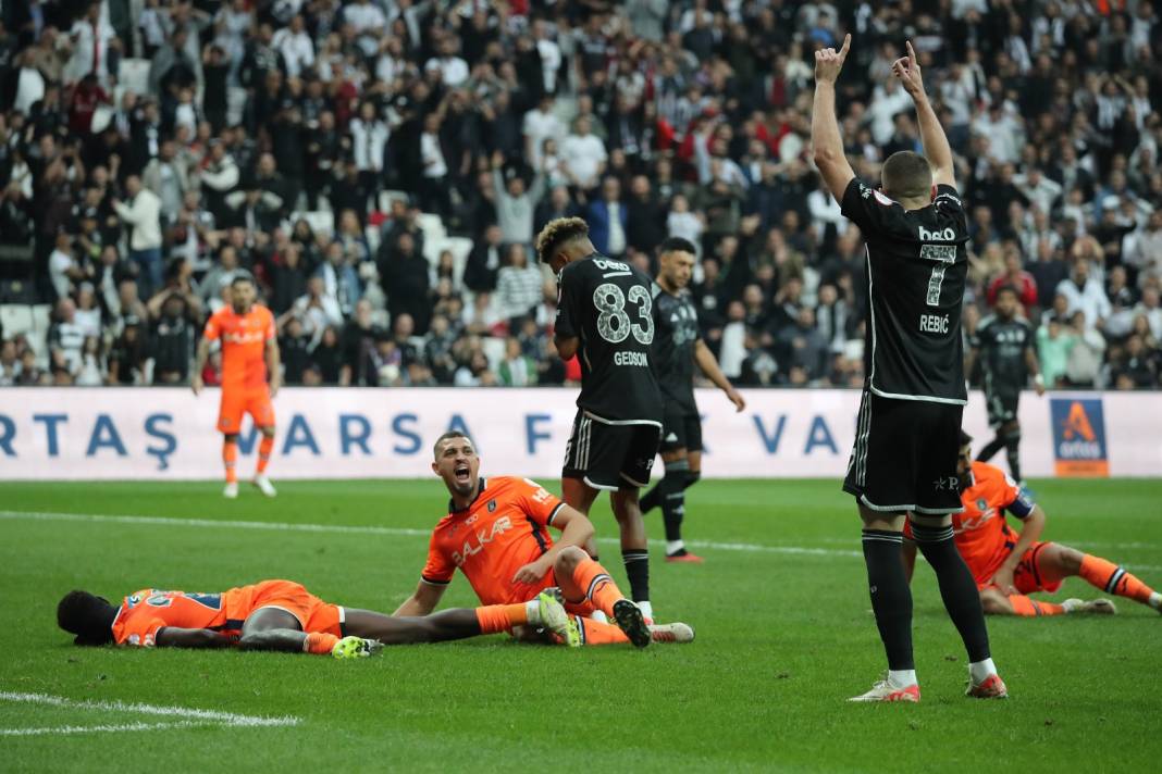 Beşiktaş Başakşehir maçı tribünlerinden muazzam kareler 56